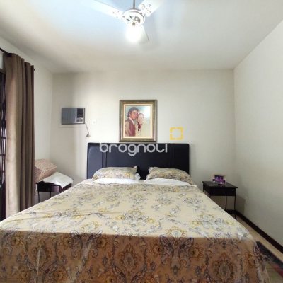 Casa com 250m², 3 quartos (sendo 1 suíte), 4 garagens, no bairro Centro em São José