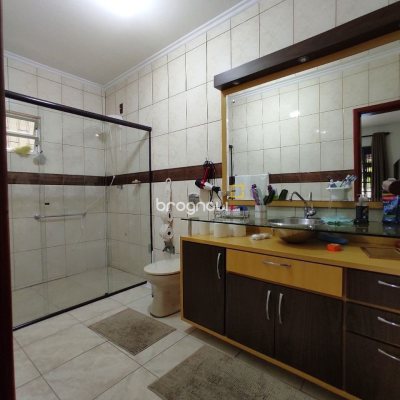 Casa com 250m², 3 quartos (sendo 1 suíte), 4 garagens, no bairro Centro em São José