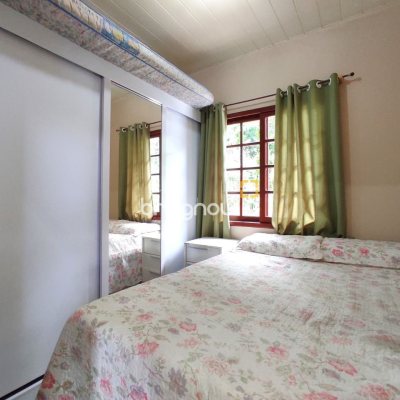 Casa com 250m², 3 quartos (sendo 1 suíte), 4 garagens, no bairro Centro em São José