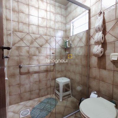 Casa com 250m², 3 quartos (sendo 1 suíte), 4 garagens, no bairro Centro em São José
