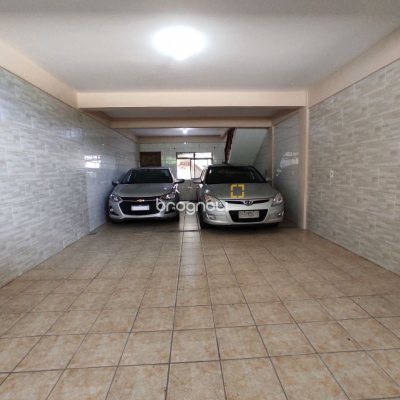 Casa com 250m², 3 quartos (sendo 1 suíte), 4 garagens, no bairro Centro em São José
