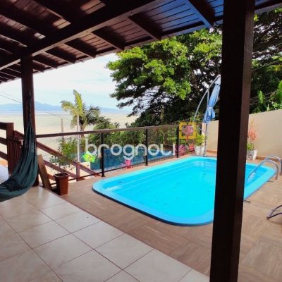 Casa com 250m², 3 quartos (sendo 1 suíte), 4 garagens, no bairro Centro em São José