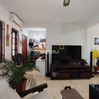 Casa com 250m², 3 quartos (sendo 1 suíte), 4 garagens, no bairro Centro em São José