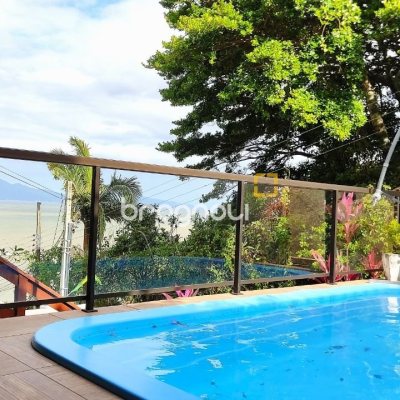 Casa com 250m², 3 quartos (sendo 1 suíte), 4 garagens, no bairro Centro em São José