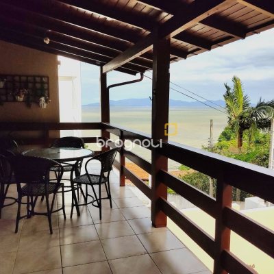 Casa com 250m², 3 quartos (sendo 1 suíte), 4 garagens, no bairro Centro em São José