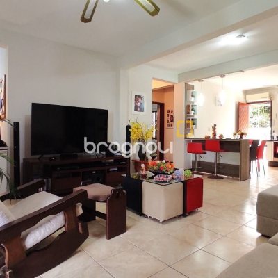 Casa com 250m², 3 quartos (sendo 1 suíte), 4 garagens, no bairro Centro em São José