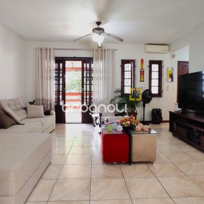 Casa com 250m², 3 quartos (sendo 1 suíte), 4 garagens, no bairro Centro em São José