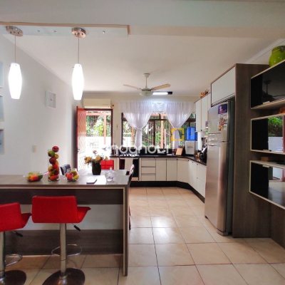 Casa com 250m², 3 quartos (sendo 1 suíte), 4 garagens, no bairro Centro em São José