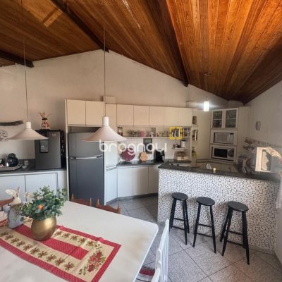 Casa com 110m², 3 quartos, 5 garagens, no bairro Itacorubi em Florianópolis