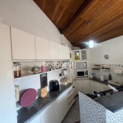 Casa com 110m², 3 quartos, 5 garagens, no bairro Itacorubi em Florianópolis