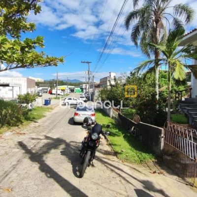 Casa com 269m², 3 quartos (sendo 1 suíte), 2 garagens, no bairro Costeira do Pirajubaé em Florianópolis