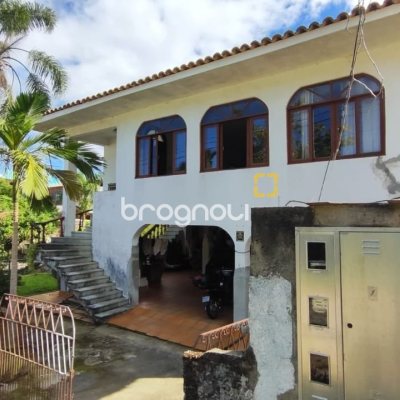 Casa com 269m², 3 quartos (sendo 1 suíte), 2 garagens, no bairro Costeira do Pirajubaé em Florianópolis