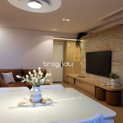 Apartamento com 73m², 2 quartos (sendo 1 suíte), 2 garagens, no bairro Centro em Florianópolis