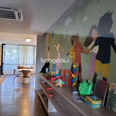 Apartamento com 73m², 2 quartos (sendo 1 suíte), 2 garagens, no bairro Centro em Florianópolis