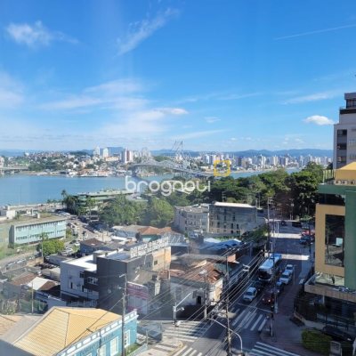 Apartamento com 73m², 2 quartos (sendo 1 suíte), 2 garagens, no bairro Centro em Florianópolis