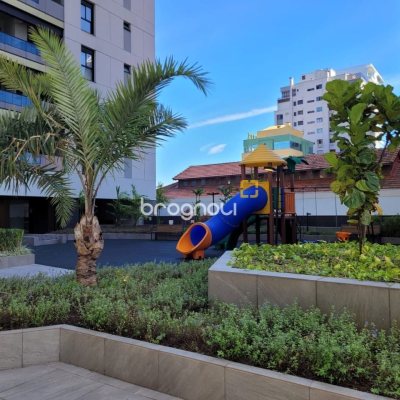 Apartamento com 73m², 2 quartos (sendo 1 suíte), 2 garagens, no bairro Centro em Florianópolis