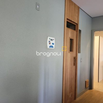 Apartamento com 73m², 2 quartos (sendo 1 suíte), 2 garagens, no bairro Centro em Florianópolis