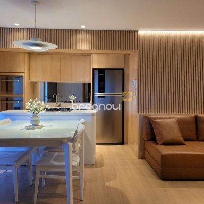 Apartamento com 73m², 2 quartos (sendo 1 suíte), 2 garagens, no bairro Centro em Florianópolis