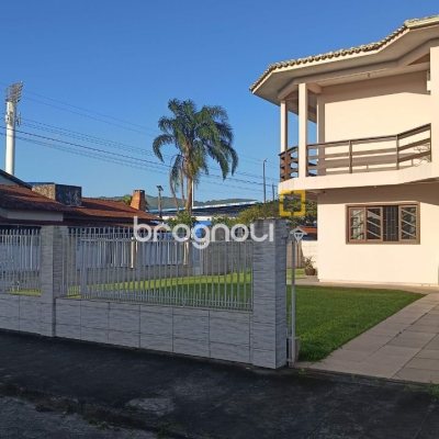 Casa com 184m², 3 quartos (sendo 1 suíte), 3 garagens, no bairro Carianos em Florianópolis