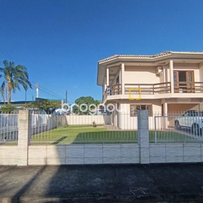 Casa com 184m², 3 quartos (sendo 1 suíte), 3 garagens, no bairro Carianos em Florianópolis