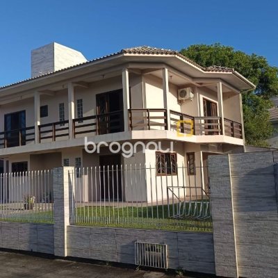 Casa com 184m², 3 quartos (sendo 1 suíte), 3 garagens, no bairro Carianos em Florianópolis
