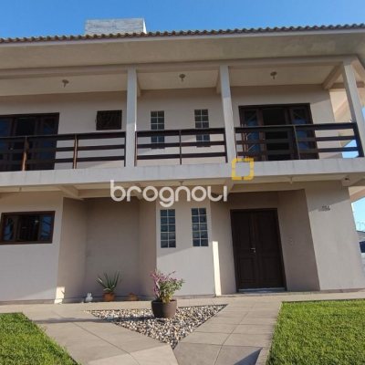 Casa com 184m², 3 quartos (sendo 1 suíte), 3 garagens, no bairro Carianos em Florianópolis
