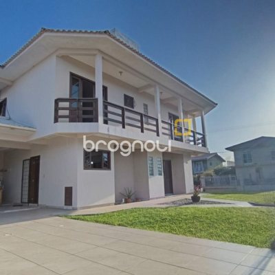 Casa com 184m², 3 quartos (sendo 1 suíte), 3 garagens, no bairro Carianos em Florianópolis