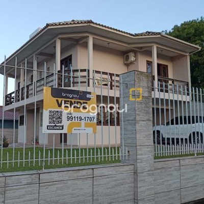 Casa com 184m², 3 quartos (sendo 1 suíte), 3 garagens, no bairro Carianos em Florianópolis