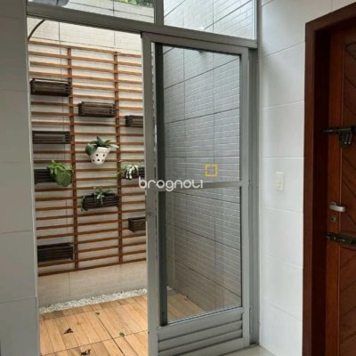 Casa com 184m², 3 quartos (sendo 1 suíte), 3 garagens, no bairro Carianos em Florianópolis