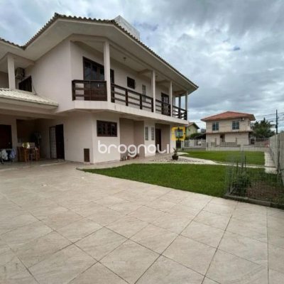 Casa com 184m², 3 quartos (sendo 1 suíte), 3 garagens, no bairro Carianos em Florianópolis