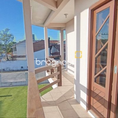 Casa com 184m², 3 quartos (sendo 1 suíte), 3 garagens, no bairro Carianos em Florianópolis