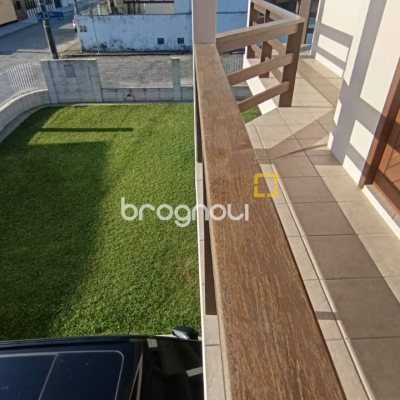 Casa com 184m², 3 quartos (sendo 1 suíte), 3 garagens, no bairro Carianos em Florianópolis