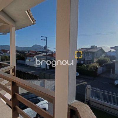 Casa com 184m², 3 quartos (sendo 1 suíte), 3 garagens, no bairro Carianos em Florianópolis