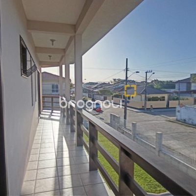 Casa com 184m², 3 quartos (sendo 1 suíte), 3 garagens, no bairro Carianos em Florianópolis