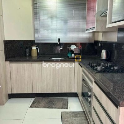 Casa com 184m², 3 quartos (sendo 1 suíte), 3 garagens, no bairro Carianos em Florianópolis