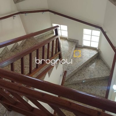 Casa com 184m², 3 quartos (sendo 1 suíte), 3 garagens, no bairro Carianos em Florianópolis