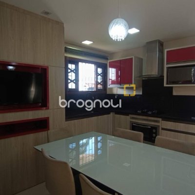 Casa com 184m², 3 quartos (sendo 1 suíte), 3 garagens, no bairro Carianos em Florianópolis