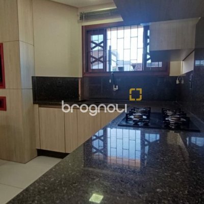 Casa com 184m², 3 quartos (sendo 1 suíte), 3 garagens, no bairro Carianos em Florianópolis