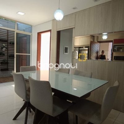 Casa com 184m², 3 quartos (sendo 1 suíte), 3 garagens, no bairro Carianos em Florianópolis