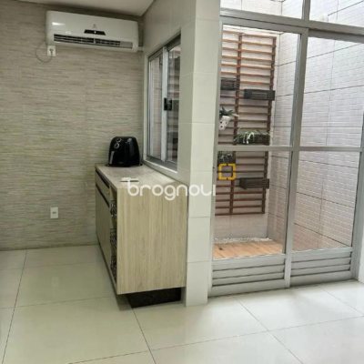 Casa com 184m², 3 quartos (sendo 1 suíte), 3 garagens, no bairro Carianos em Florianópolis