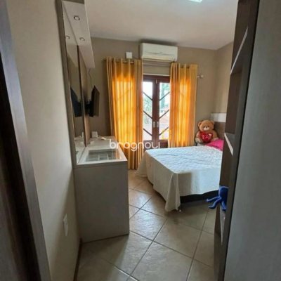 Casa com 184m², 3 quartos (sendo 1 suíte), 3 garagens, no bairro Carianos em Florianópolis