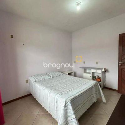 Casa com 184m², 3 quartos (sendo 1 suíte), 3 garagens, no bairro Carianos em Florianópolis