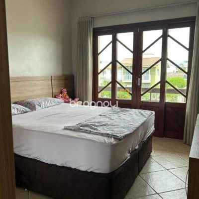 Casa com 184m², 3 quartos (sendo 1 suíte), 3 garagens, no bairro Carianos em Florianópolis