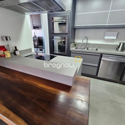 Cobertura com 140m², 3 quartos (sendo 1 suíte), 2 garagens, no bairro Kobrasol em São José