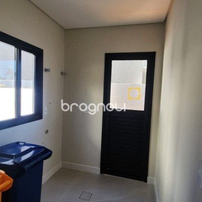 Casa com 162m², 3 quartos (sendo 1 suíte), 2 garagens, no bairro Cachoeira do Bom Jesus em Florianópolis