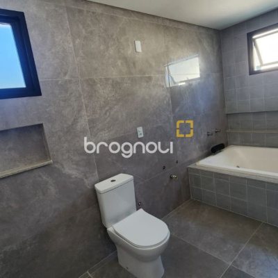 Casa com 162m², 3 quartos (sendo 1 suíte), 2 garagens, no bairro Cachoeira do Bom Jesus em Florianópolis