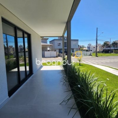 Casa com 162m², 3 quartos (sendo 1 suíte), 2 garagens, no bairro Cachoeira do Bom Jesus em Florianópolis