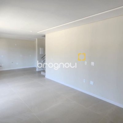 Casa com 162m², 3 quartos (sendo 1 suíte), 2 garagens, no bairro Cachoeira do Bom Jesus em Florianópolis