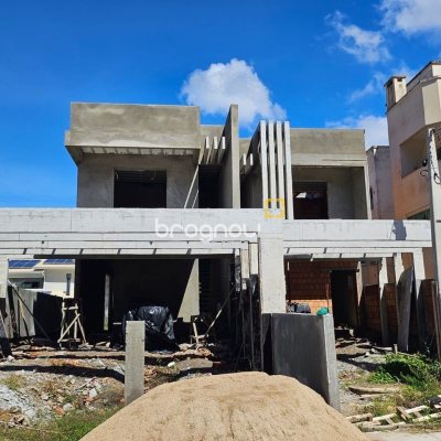 Casa com 142m², 3 quartos (sendo 1 suíte), 2 garagens, no bairro Forquilhinha em São José