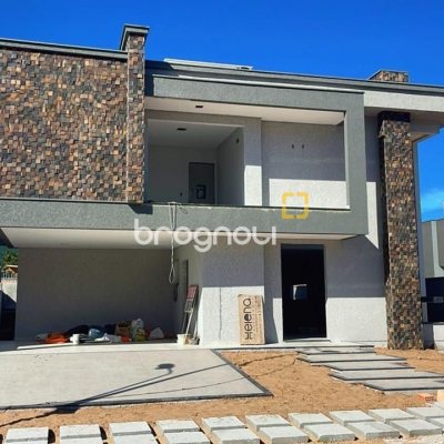 Casa de Condomínio com 375m², 3 quartos (sendo 3 suítes), 2 garagens, no bairro Rio Vermelho em Florianópolis